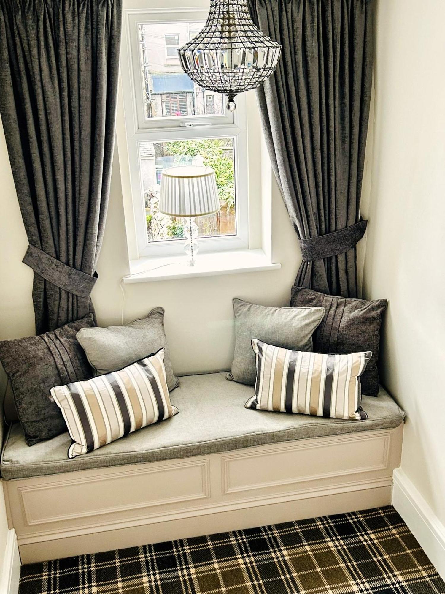 Willesden, 2, A Beautifully Furnished And Spacious Located In The Heart Of *