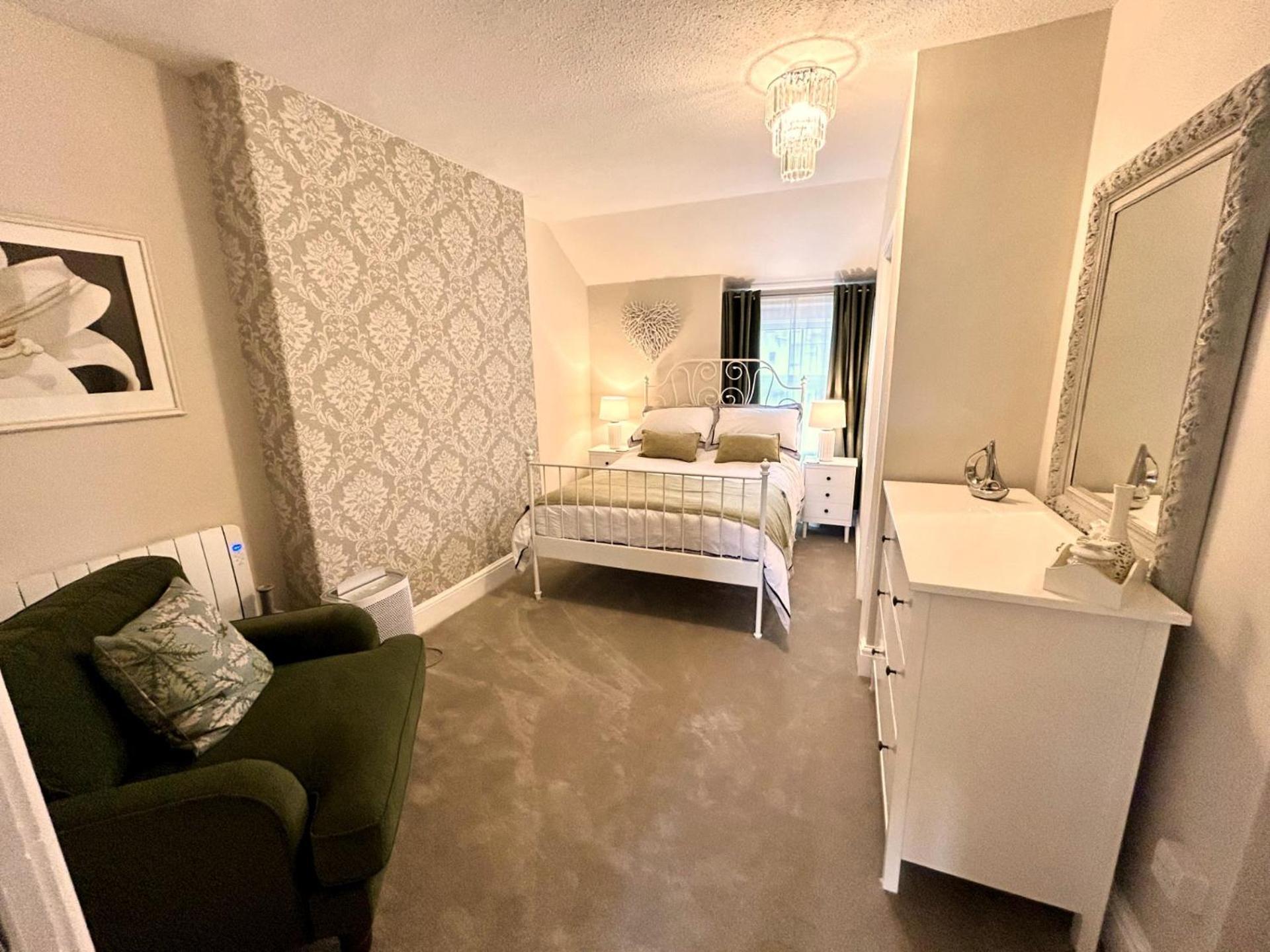 Willesden, 2, A Beautifully Furnished And Spacious Located In The Heart Of *